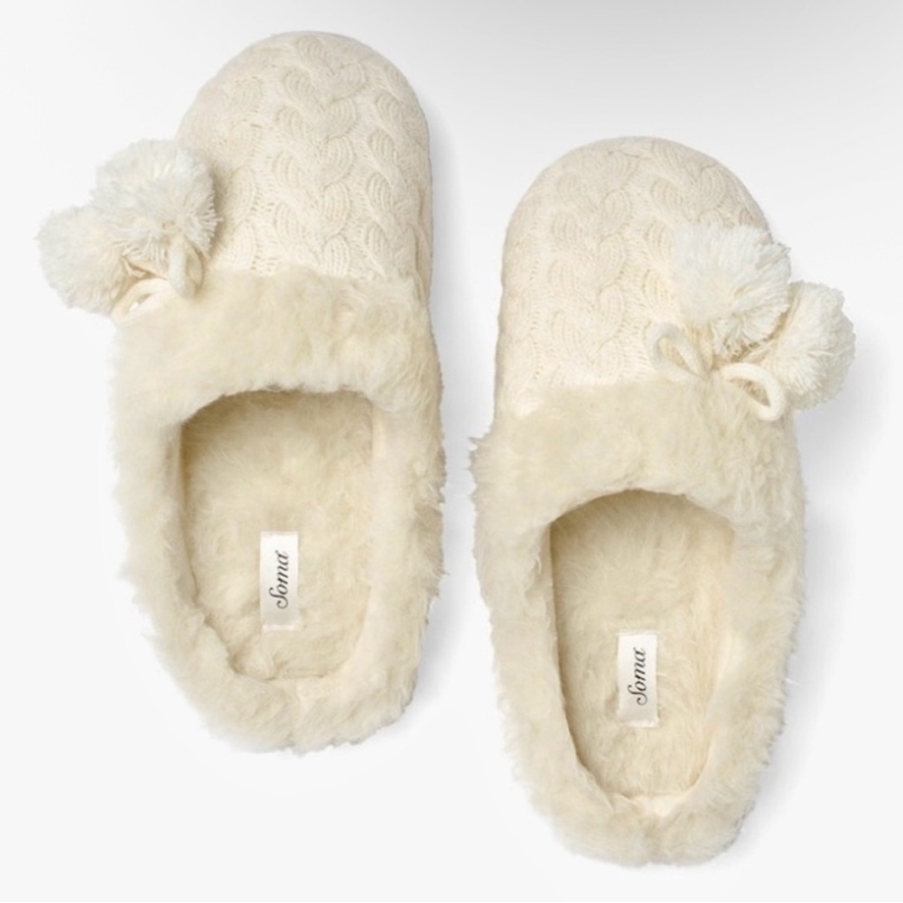 NWT Soma pompom knit and fuzzy slippers